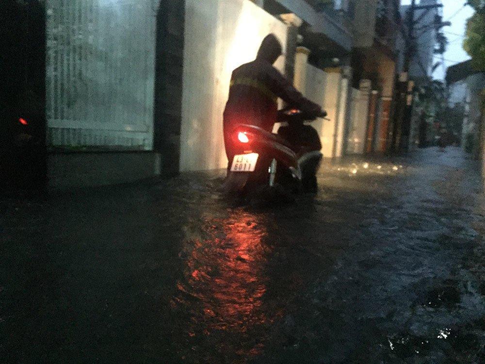 Đà Nẵng mưa cực to, ngập chưa từng có-8