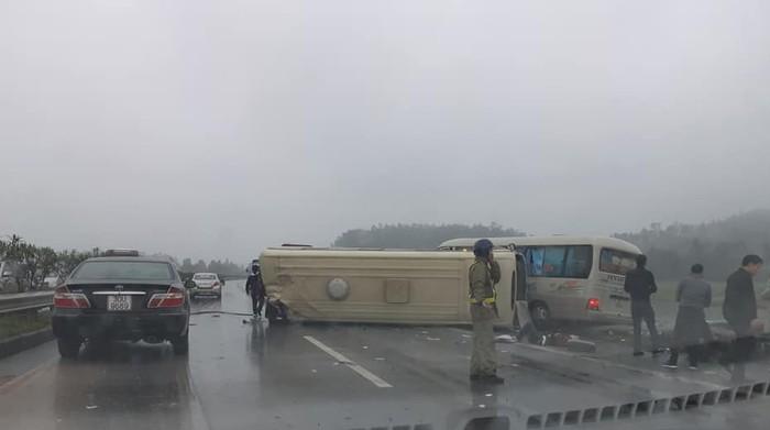 Xe khách lật nhào trên cao tốc Nội Bài - Lào Cai-1