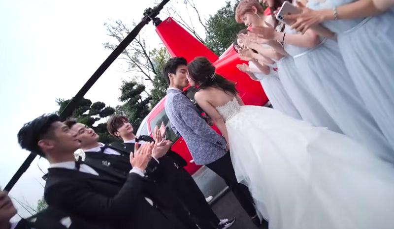 Rước dâu bằng trực thăng, siêu xe đỏ rực cả góc phố, cặp trai xinh gái đẹp này khiến bao người choáng váng-1