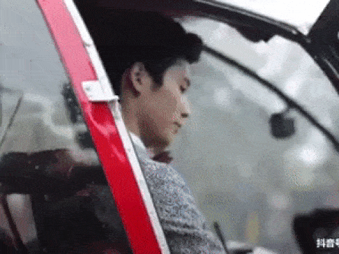 Rước dâu bằng trực thăng, siêu xe đỏ rực cả góc phố, cặp trai xinh gái đẹp này khiến bao người choáng váng