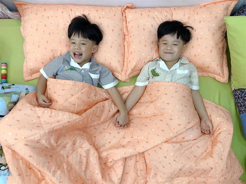 MC Hoàng Linh bất ngờ chia sẻ rất lẻ loi kèm theo hình ảnh bán nude của ông xã khiến hội chị em ào ào vào bình luận-2