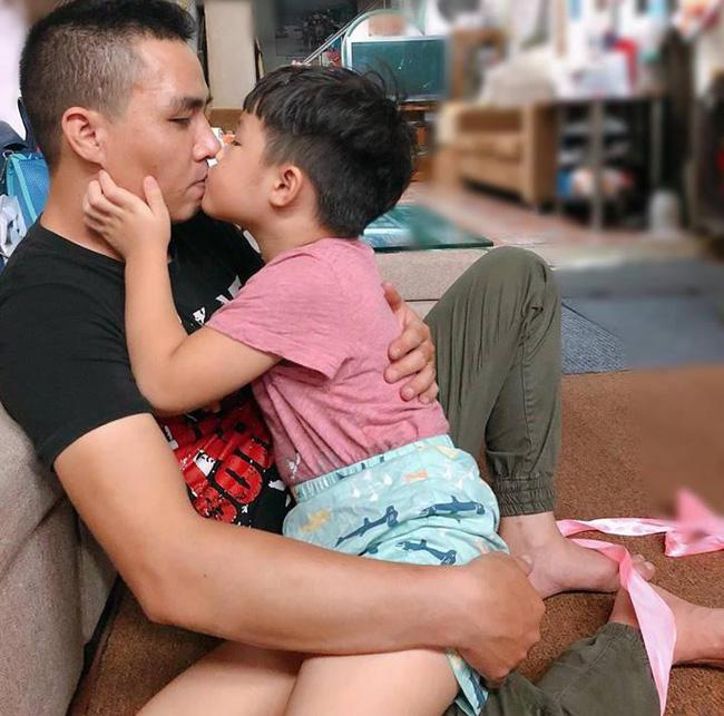 MC Hoàng Linh bất ngờ chia sẻ rất lẻ loi kèm theo hình ảnh bán nude của ông xã khiến hội chị em ào ào vào bình luận-3