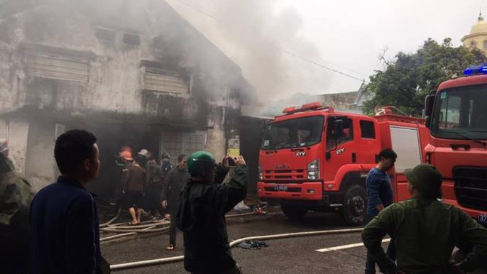 Cháy lớn kho hàng 2.000 m2 gần chợ Vinh, người dân hoảng sợ tháo chạy-1