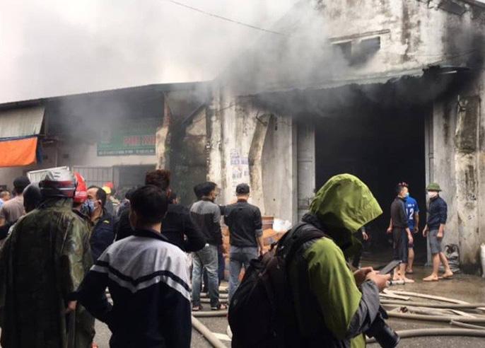 Cháy lớn kho hàng 2.000 m2 gần chợ Vinh, người dân hoảng sợ tháo chạy-2