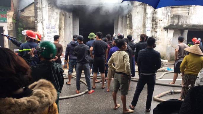 Cháy lớn kho hàng 2.000 m2 gần chợ Vinh, người dân hoảng sợ tháo chạy-4