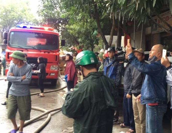 Cháy lớn kho hàng 2.000 m2 gần chợ Vinh, người dân hoảng sợ tháo chạy-5