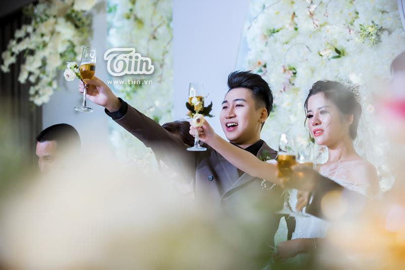 Huy Cung rạng rỡ trong đám cưới, làm Vlog ấn tượng dành tặng vợ-8