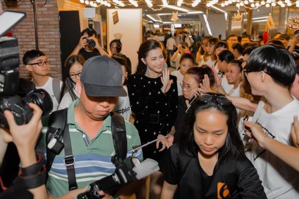 Đông Nhi chơi lớn phát hành album nặng 7kg giá 2 triệu đồng nhưng fan vẫn tấp nập xếp hàng chờ mua-1