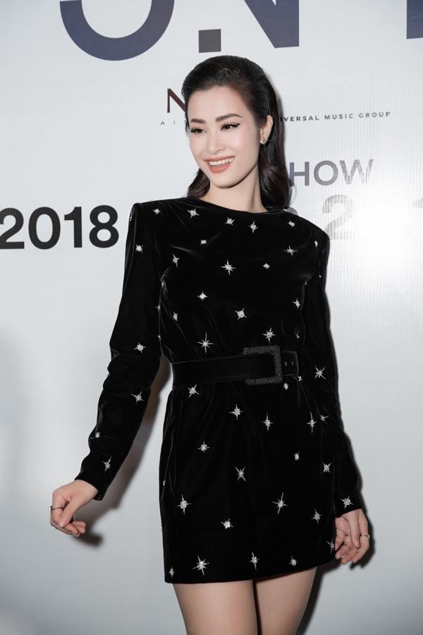 Đông Nhi chơi lớn phát hành album nặng 7kg giá 2 triệu đồng nhưng fan vẫn tấp nập xếp hàng chờ mua-2