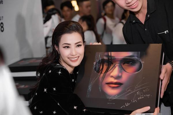 Đông Nhi chơi lớn phát hành album nặng 7kg giá 2 triệu đồng nhưng fan vẫn tấp nập xếp hàng chờ mua-9