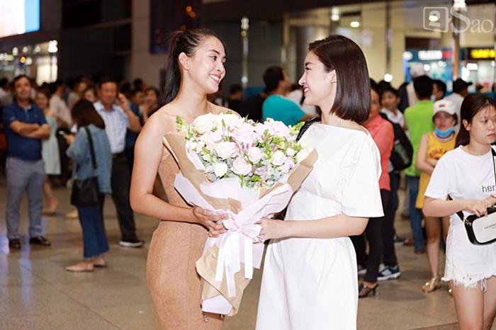 Niềm vui ngày trở về của Hoa hậu Tiểu Vy sau thành tích top 30 Miss World 2018 vỡ òa trong vòng tay người thân-1
