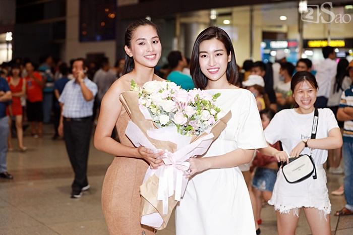 Niềm vui ngày trở về của Hoa hậu Tiểu Vy sau thành tích top 30 Miss World 2018 vỡ òa trong vòng tay người thân-2