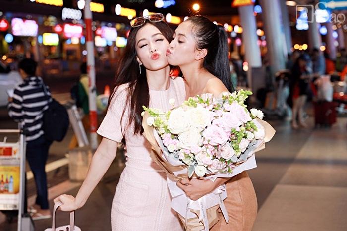 Niềm vui ngày trở về của Hoa hậu Tiểu Vy sau thành tích top 30 Miss World 2018 vỡ òa trong vòng tay người thân-4