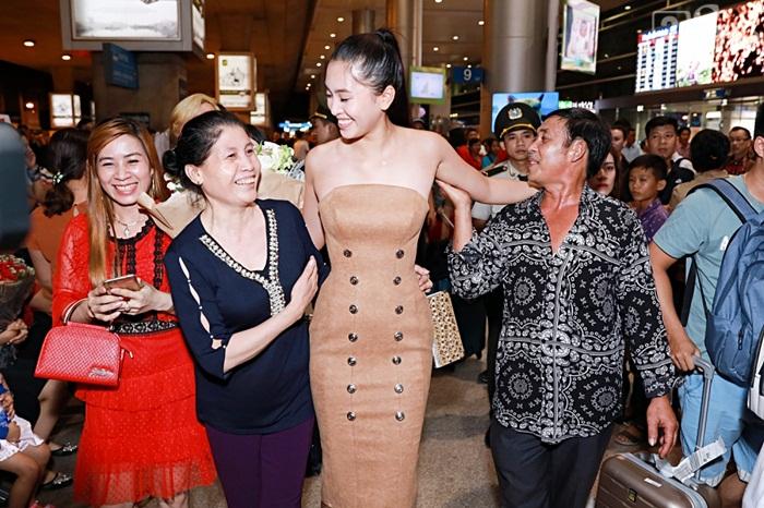 Niềm vui ngày trở về của Hoa hậu Tiểu Vy sau thành tích top 30 Miss World 2018 vỡ òa trong vòng tay người thân-6