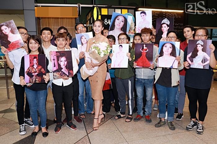 Niềm vui ngày trở về của Hoa hậu Tiểu Vy sau thành tích top 30 Miss World 2018 vỡ òa trong vòng tay người thân-8