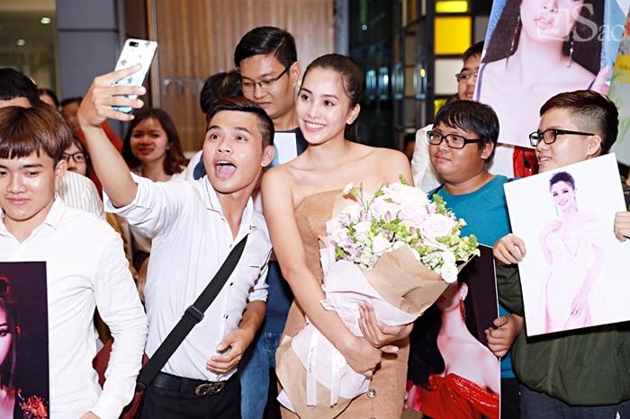 Niềm vui ngày trở về của Hoa hậu Tiểu Vy sau thành tích top 30 Miss World 2018 vỡ òa trong vòng tay người thân-9