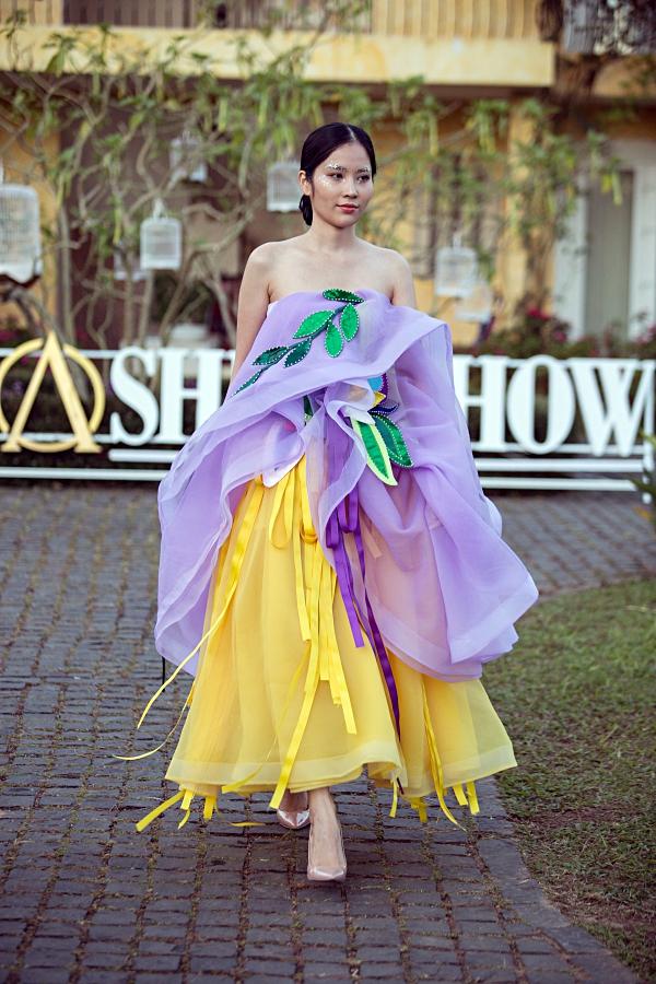 Nam Em múa may quay cuồng khi diễn cùng show với chị Lệ Nam-2