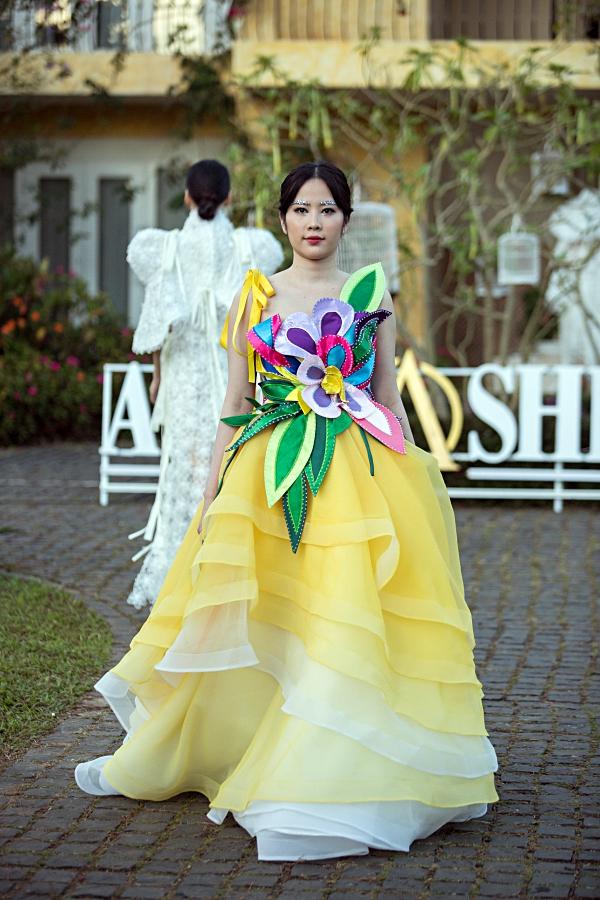 Nam Em múa may quay cuồng khi diễn cùng show với chị Lệ Nam-4