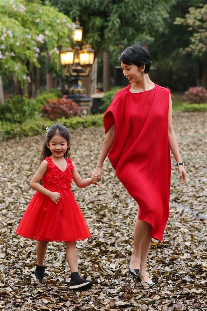 Hoa hậu Hà Kiều Anh hóa thân thành cô dâu lần đầu catwalk cùng gái nhỏ-6