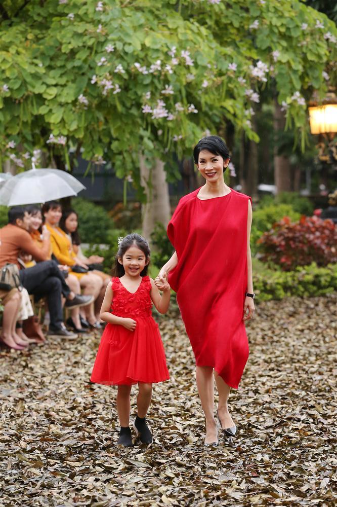 Hoa hậu Hà Kiều Anh hóa thân thành cô dâu lần đầu catwalk cùng gái nhỏ-7