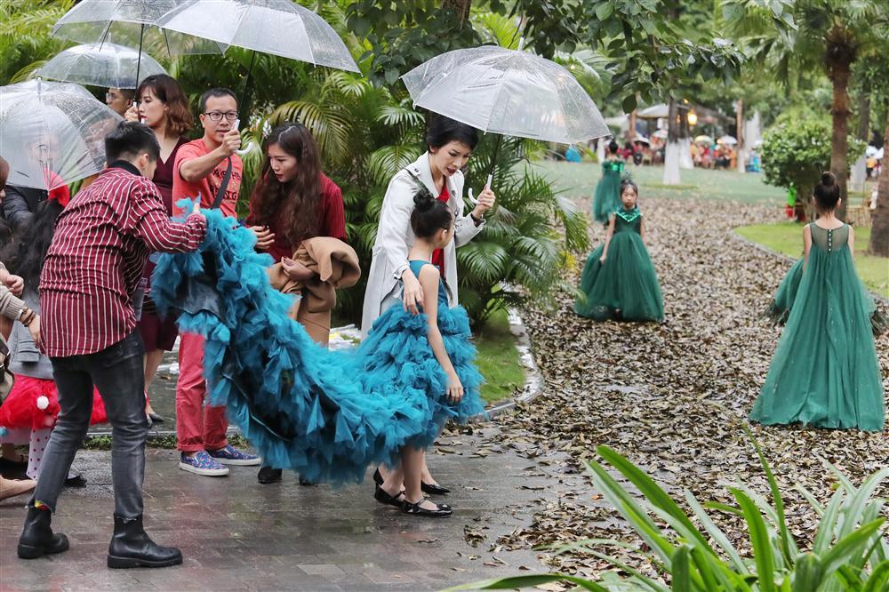 Hoa hậu Hà Kiều Anh hóa thân thành cô dâu lần đầu catwalk cùng gái nhỏ-1