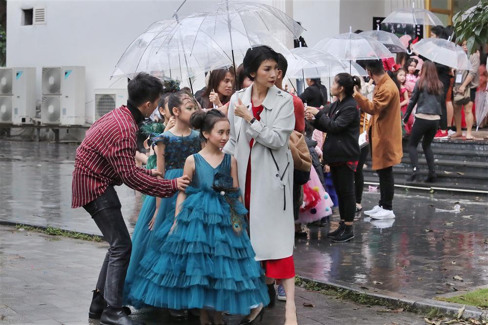 Hoa hậu Hà Kiều Anh hóa thân thành cô dâu lần đầu catwalk cùng gái nhỏ-2