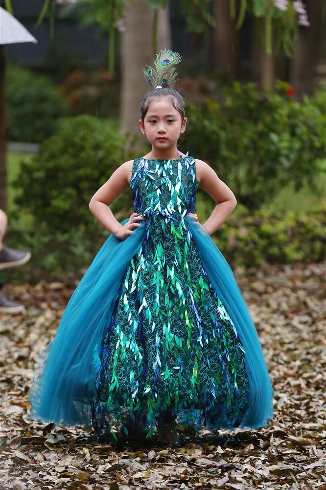 Hoa hậu Hà Kiều Anh hóa thân thành cô dâu lần đầu catwalk cùng gái nhỏ-3