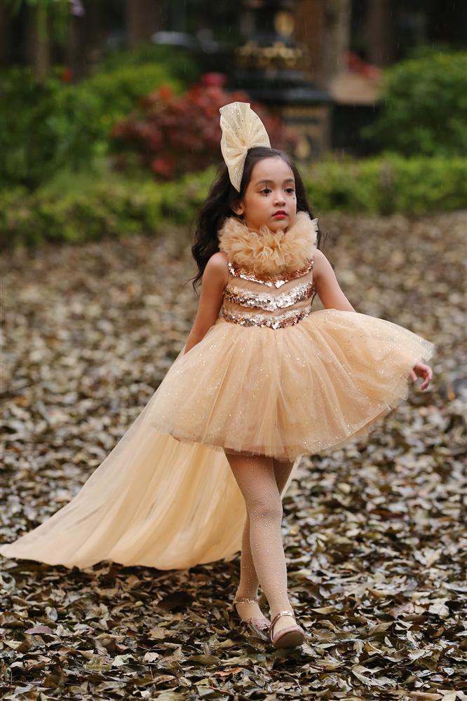 Hoa hậu Hà Kiều Anh hóa thân thành cô dâu lần đầu catwalk cùng gái nhỏ-5