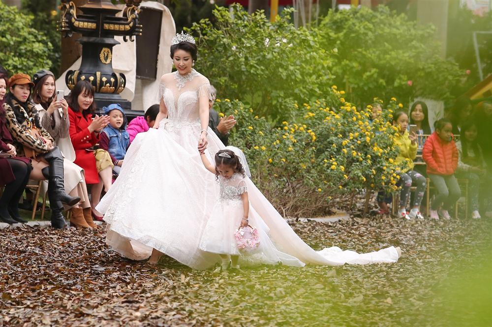 Hoa hậu Hà Kiều Anh hóa thân thành cô dâu lần đầu catwalk cùng gái nhỏ-9