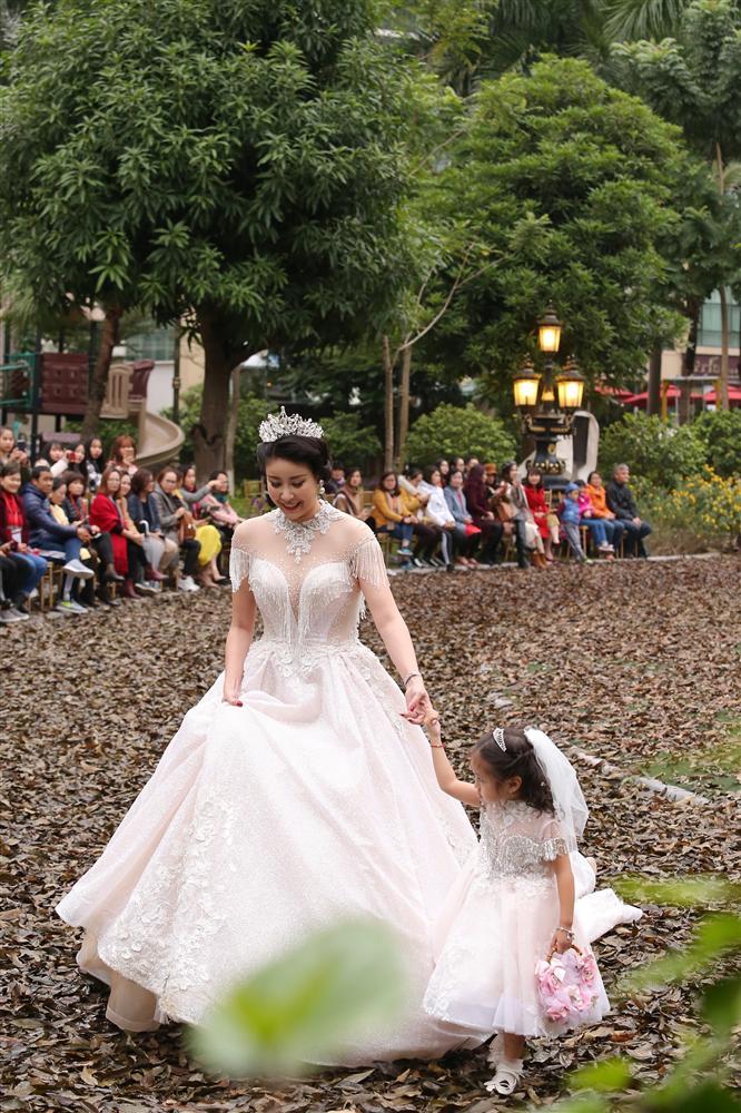 Hoa hậu Hà Kiều Anh hóa thân thành cô dâu lần đầu catwalk cùng gái nhỏ-11