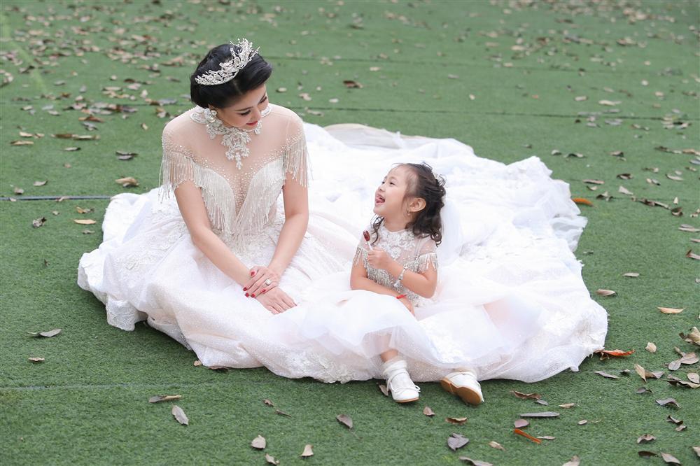 Hoa hậu Hà Kiều Anh hóa thân thành cô dâu lần đầu catwalk cùng gái nhỏ-13