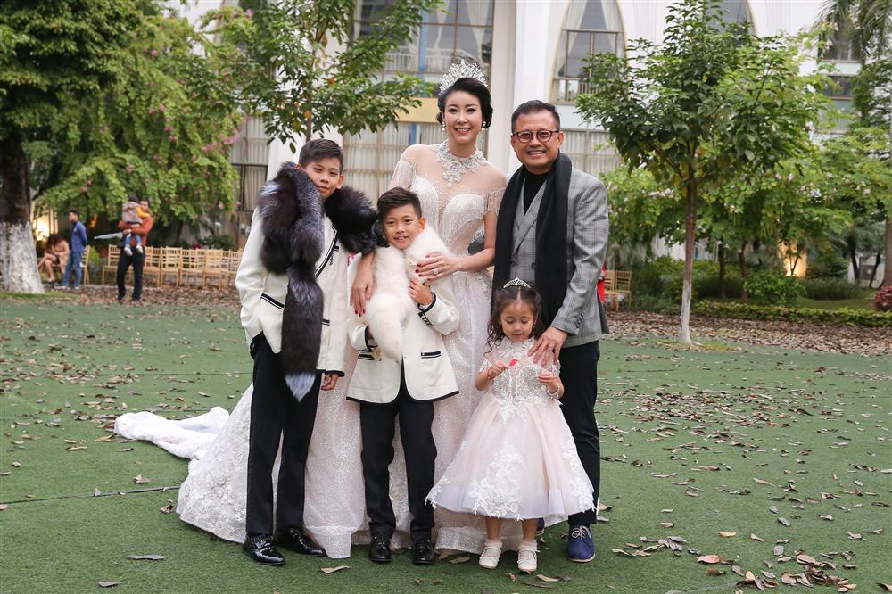 Hoa hậu Hà Kiều Anh hóa thân thành cô dâu lần đầu catwalk cùng gái nhỏ-14