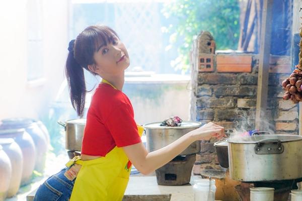 Mặc áo dài duyên dáng, ngờ đâu Ngọc Trinh lại là nữ quái học đường-1