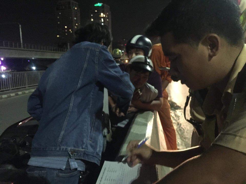 Tai nạn thảm khốc trên cầu Sài Gòn, cha ôm thi thể con trai khóc ngất-2