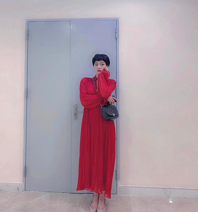 Chưa đến Giáng sinh mà Gil Lê - Hiền Hồ - Salim đã rủ nhau lên đồ ngập tràn sắc đỏ lễ hội-3