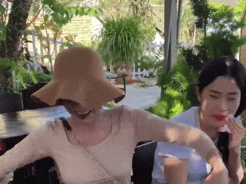 CƯỜI LỘN RUỘT: Nam Em hất phăng mũ chị gái khiến Nam Anh đầu tóc rũ rượi khác gì Annabelle