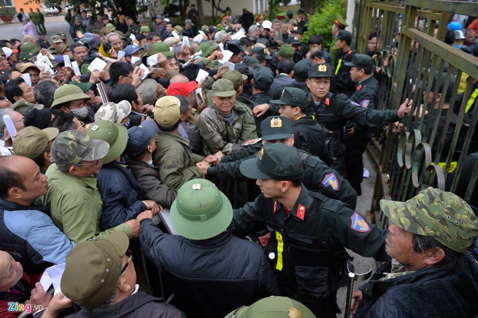 Nhiều thương binh đẩy tung cửa, phi xe 3 bánh vào trong trụ sở VFF-1