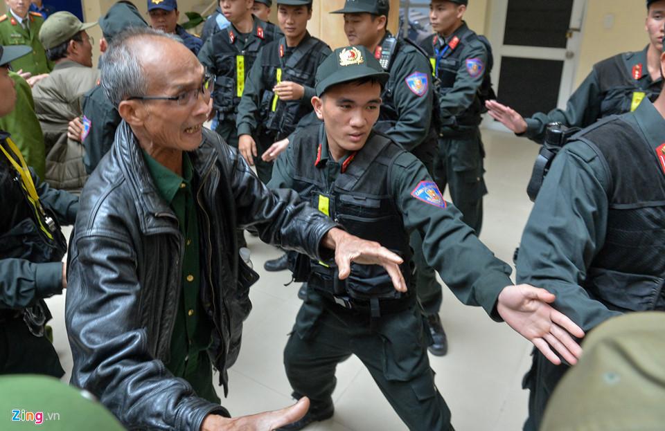 Nhiều thương binh đẩy tung cửa, phi xe 3 bánh vào trong trụ sở VFF-10