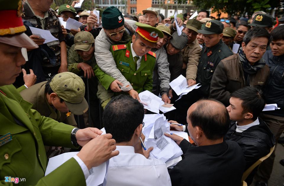 Nhiều thương binh đẩy tung cửa, phi xe 3 bánh vào trong trụ sở VFF-2