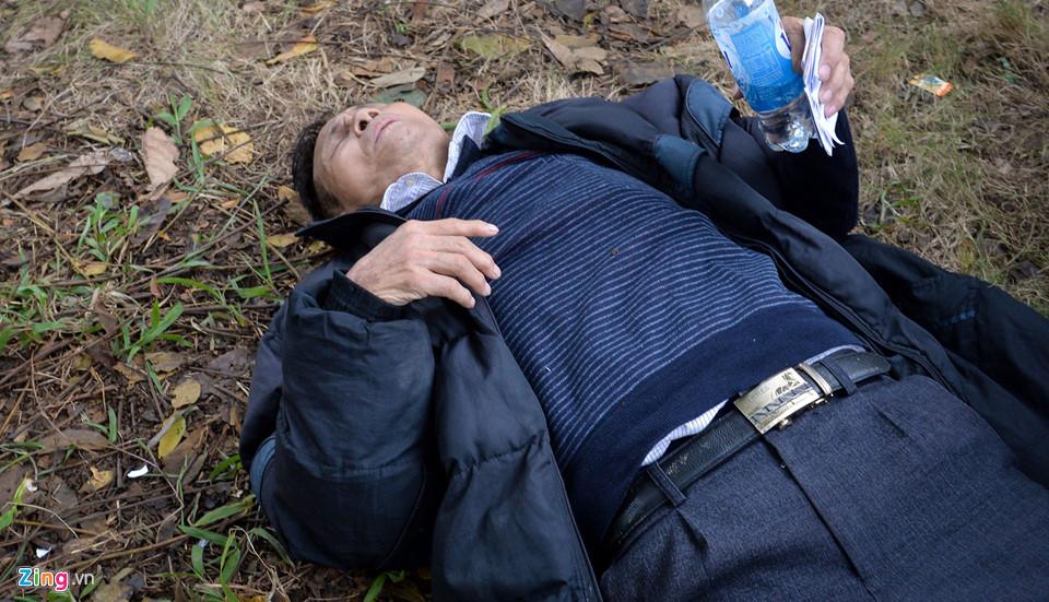 Nhiều thương binh đẩy tung cửa, phi xe 3 bánh vào trong trụ sở VFF-3