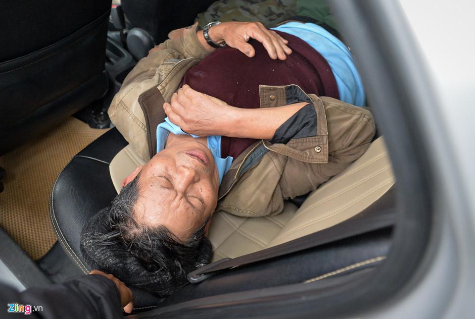 Nhiều thương binh đẩy tung cửa, phi xe 3 bánh vào trong trụ sở VFF-4