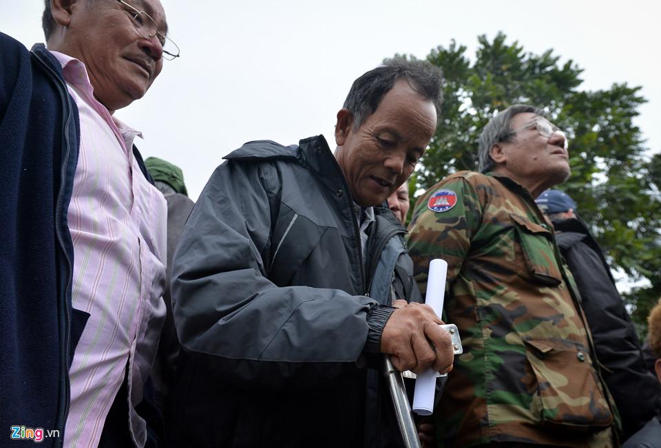 Nhiều thương binh đẩy tung cửa, phi xe 3 bánh vào trong trụ sở VFF-5