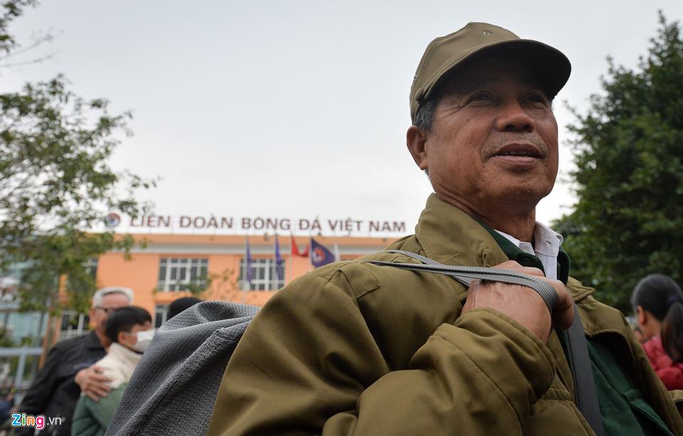 Nhiều thương binh đẩy tung cửa, phi xe 3 bánh vào trong trụ sở VFF-6