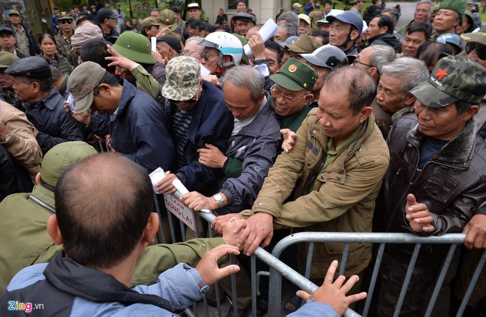 Nhiều thương binh đẩy tung cửa, phi xe 3 bánh vào trong trụ sở VFF-8