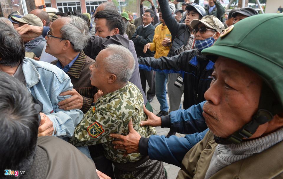 Nhiều thương binh đẩy tung cửa, phi xe 3 bánh vào trong trụ sở VFF-9