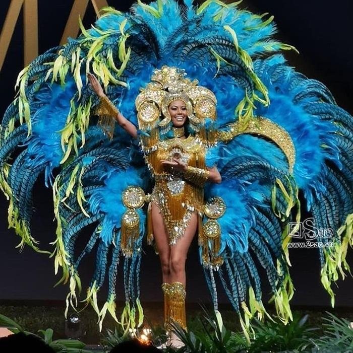 HOT: Khán giả hú hét khi HHen Niê trình diễn quốc phục Bánh Mì trên sân khấu Miss Universe 2018-18