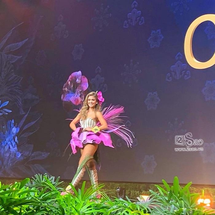 HOT: Khán giả hú hét khi HHen Niê trình diễn quốc phục Bánh Mì trên sân khấu Miss Universe 2018-10