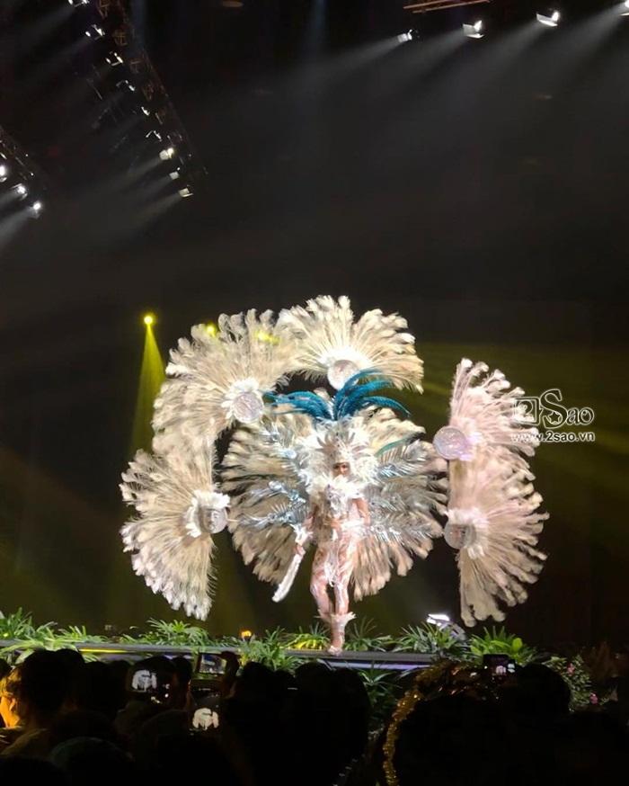 HOT: Khán giả hú hét khi HHen Niê trình diễn quốc phục Bánh Mì trên sân khấu Miss Universe 2018-16