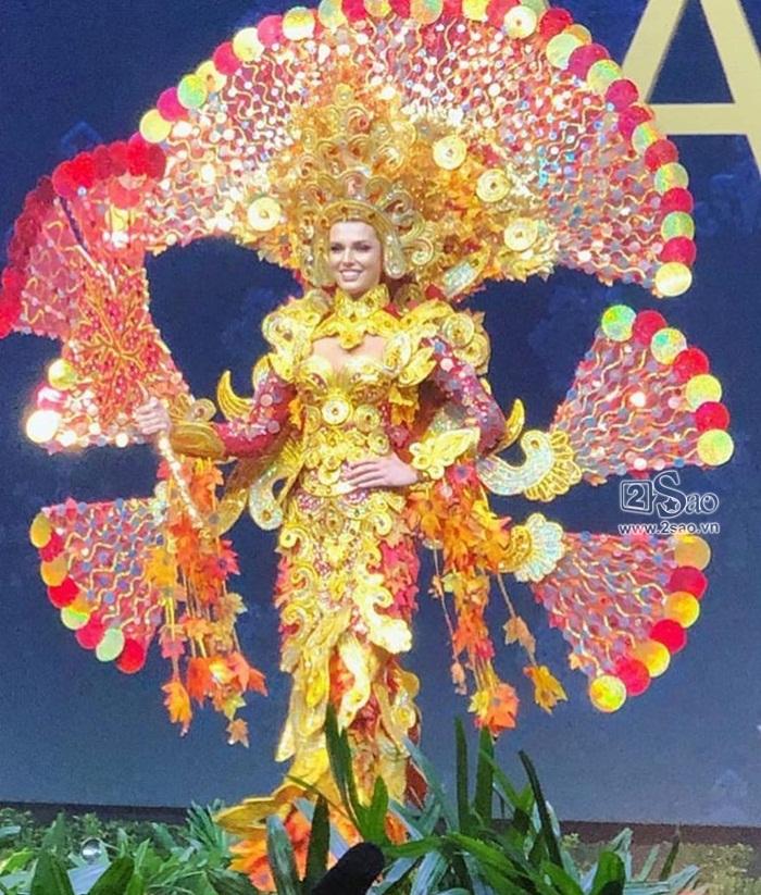 HOT: Khán giả hú hét khi HHen Niê trình diễn quốc phục Bánh Mì trên sân khấu Miss Universe 2018-11