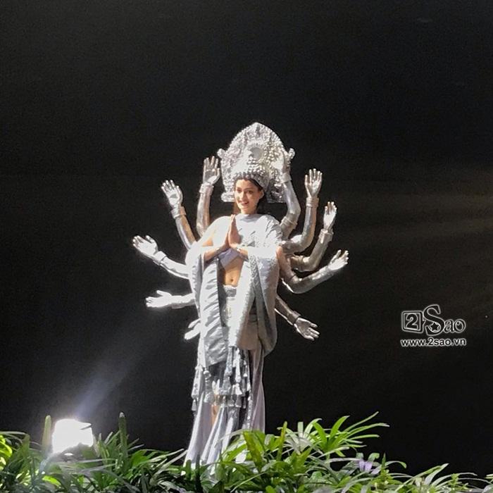 HOT: Khán giả hú hét khi HHen Niê trình diễn quốc phục Bánh Mì trên sân khấu Miss Universe 2018-17